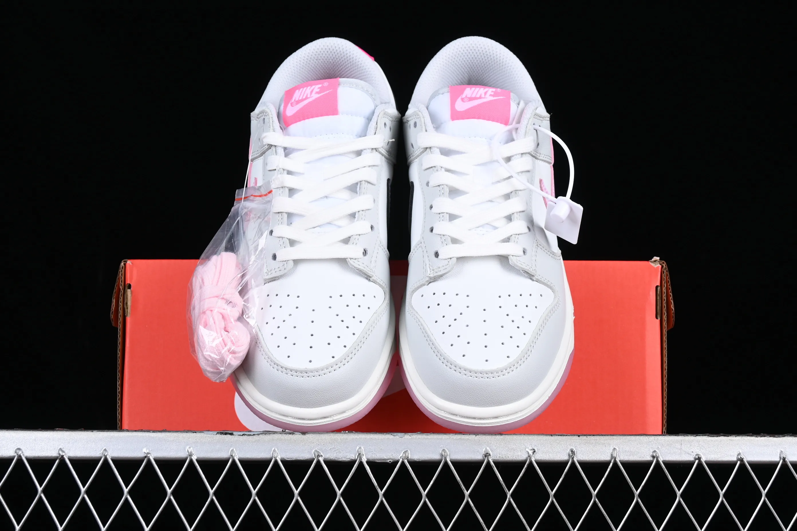 All Categories Nk SB Dunk Series Nk SB Dunk Low Low-top sneakers Cost-effective version Nk SB Dunk Low "520" Valentine's Day limited SB low-top sports and leisure sneakers FN3451-161